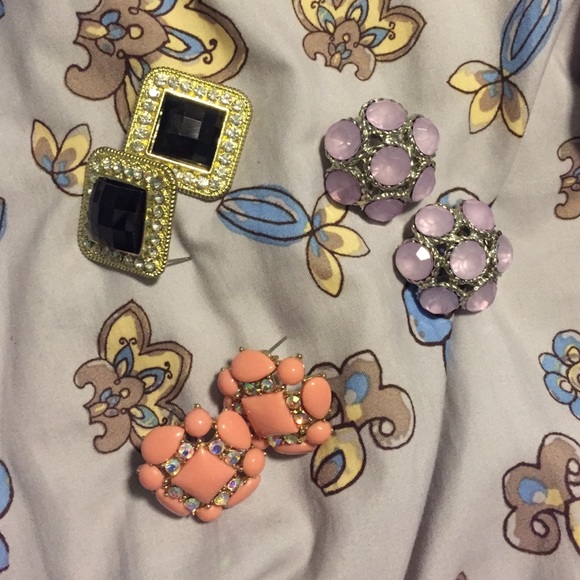 Bundle of earrings for all you pretty ladies!