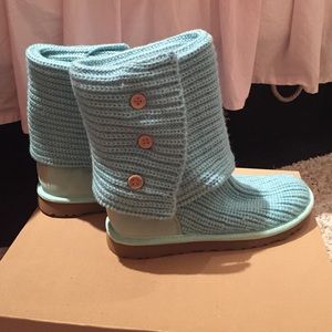 Knitted uggs