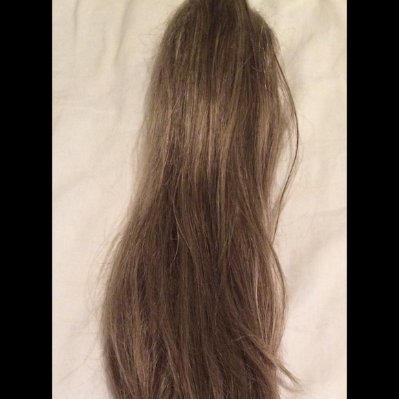 Blonde highlighted ponytail hair extension