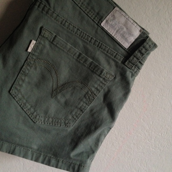 low rise levi shorts