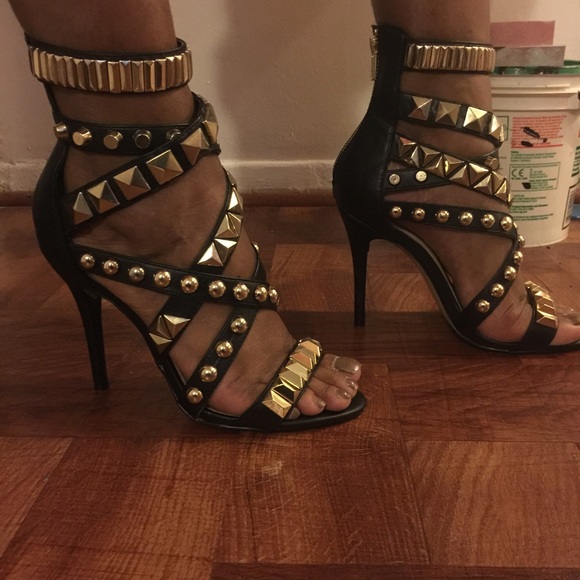 Crisscross striped black and gold heels 😍