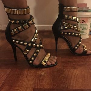 Crisscross striped black and gold heels 😍