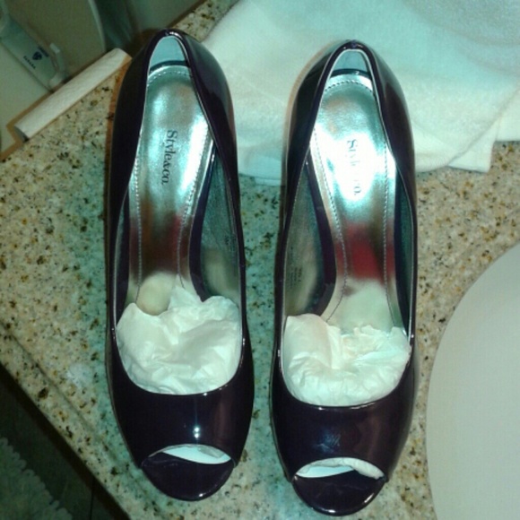 Open toe pump