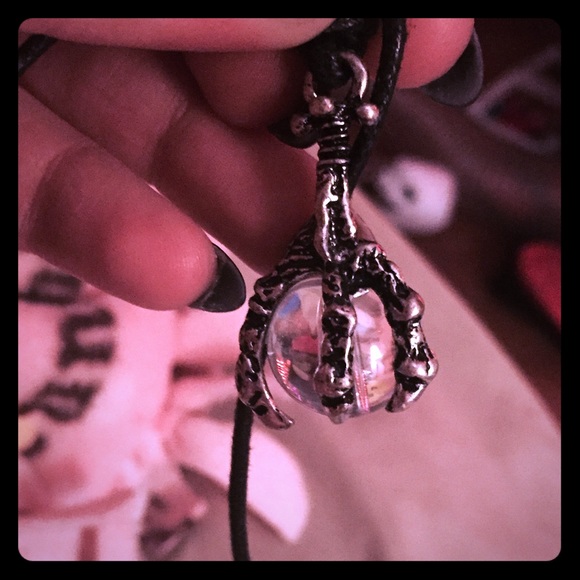 Ripley's Aquarium Talon crystal ball necklace - Picture 1 of 2