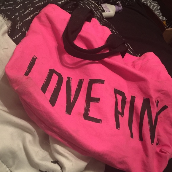 Hot pink Victoria secret bag that says "love pink" - Picture 1 of 2