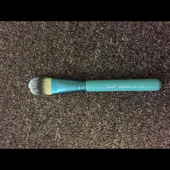 travel size Sigma Foundation Brush