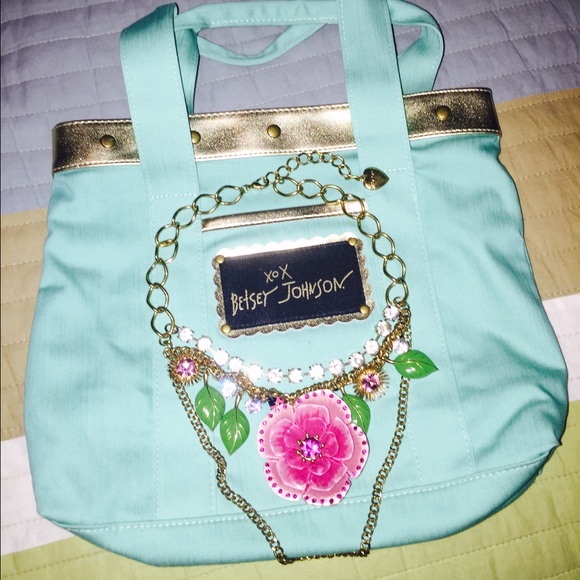 Beautiful Betsey Johnson Rose Necklace w/ bag