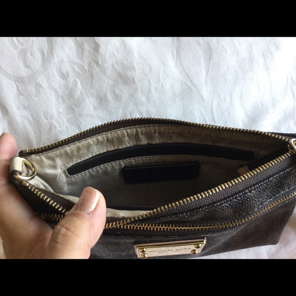 🚫SOLD🚫Beautiful MK Clutch ❤️ - Picture 2 of 4