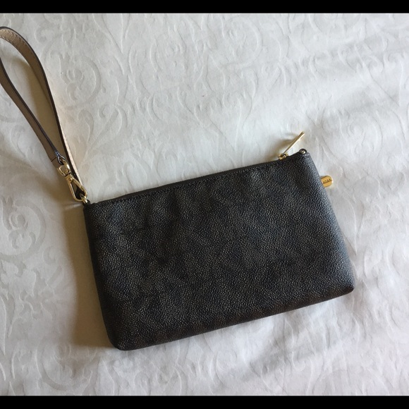 🚫SOLD🚫Beautiful MK Clutch ❤️ - Picture 3 of 4