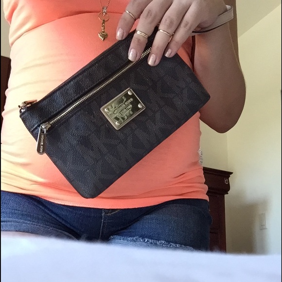 🚫SOLD🚫Beautiful MK Clutch ❤️ - Picture 4 of 4