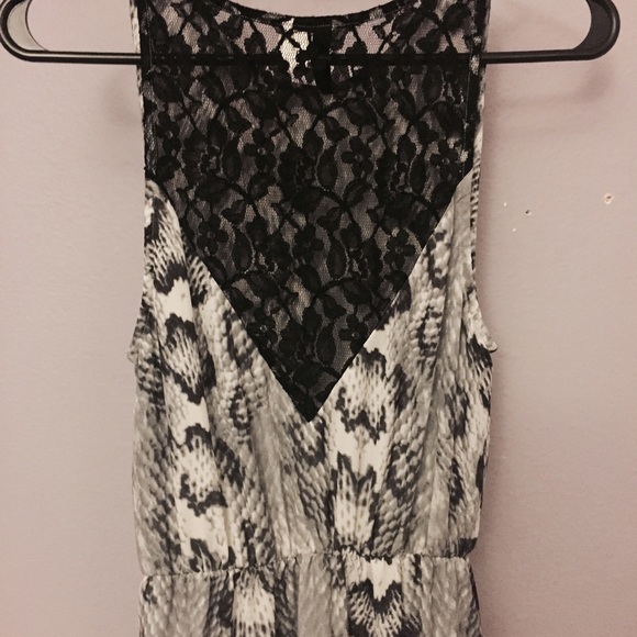 Dress 👯👯 - Picture 4 of 4
