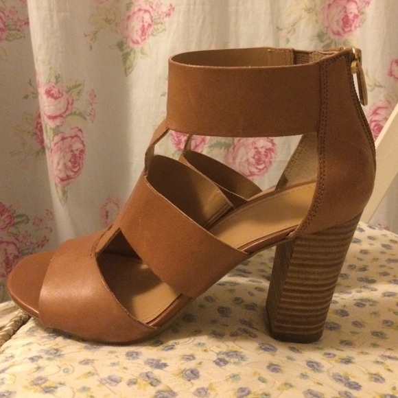 Franco Sarto nude sandals with zipper - Picture 2 of 4