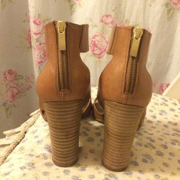 Franco Sarto nude sandals with zipper - Picture 3 of 4