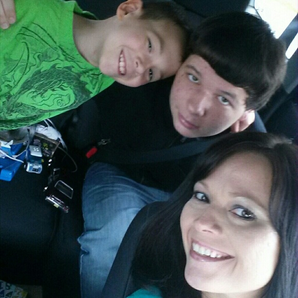 Meet your fellow Posher - Picture 2 of 3