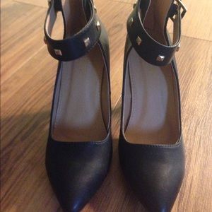 Black pointed toe heels