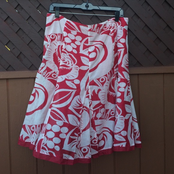 Fun light weight red/cream skirt.