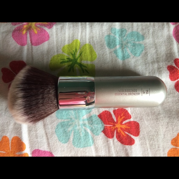 It cosmetics brush