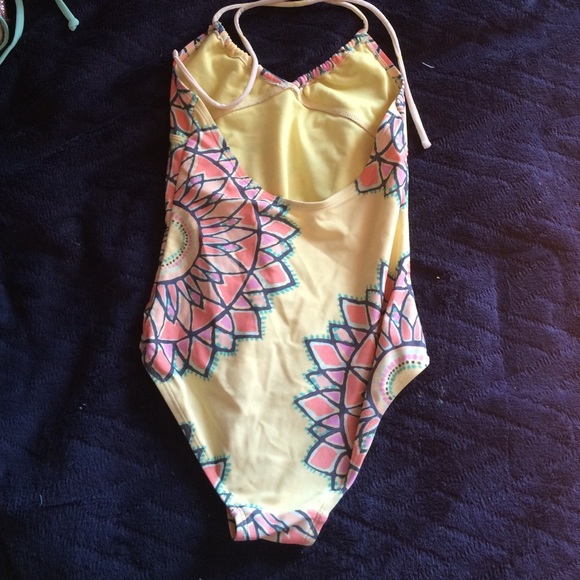 Girls yellow flower bathing suit - Picture 2 of 3