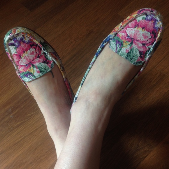 AEROSOLES | Diane Floral Loafer - Picture 2 of 4