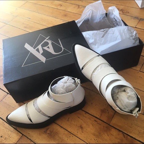 NIB YRU Katana Vegan booties in White, size 6 - Picture 4 of 6