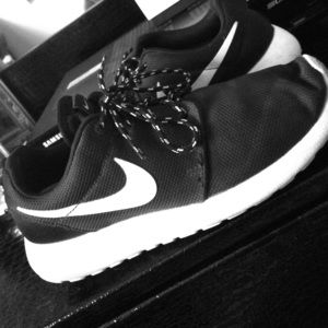 Women's Nike Roche Black/ White