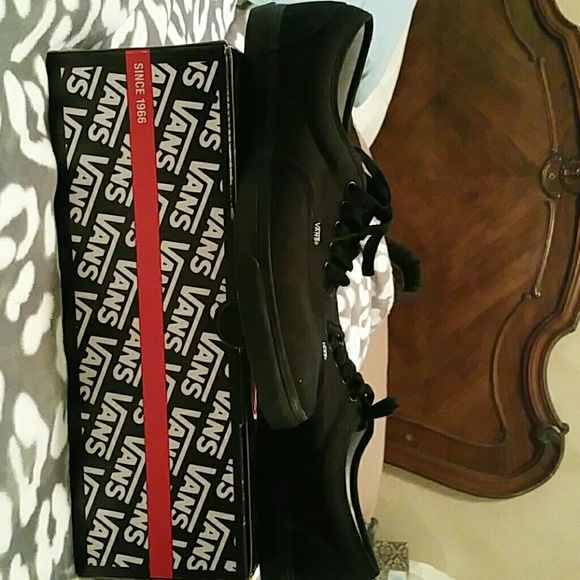 Black /black lace up low top vans