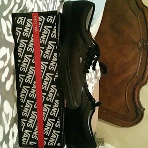 Black /black lace up low top vans