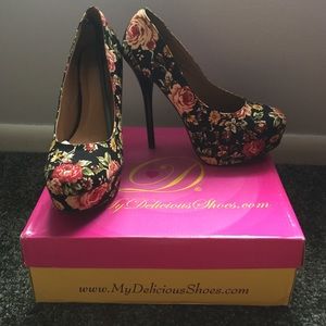 Black rose pumps