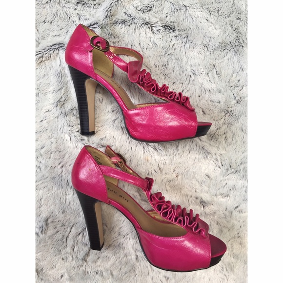 Ruffle Pumps 👠 - Picture 2 of 4