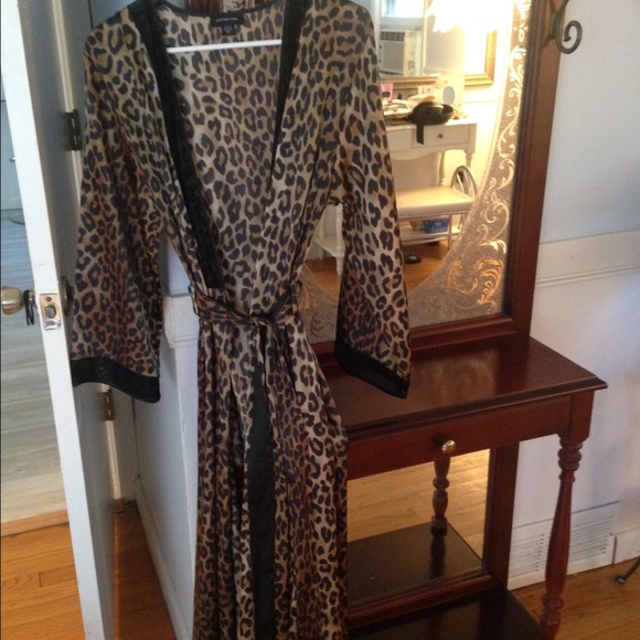 Jones New York satin robe.