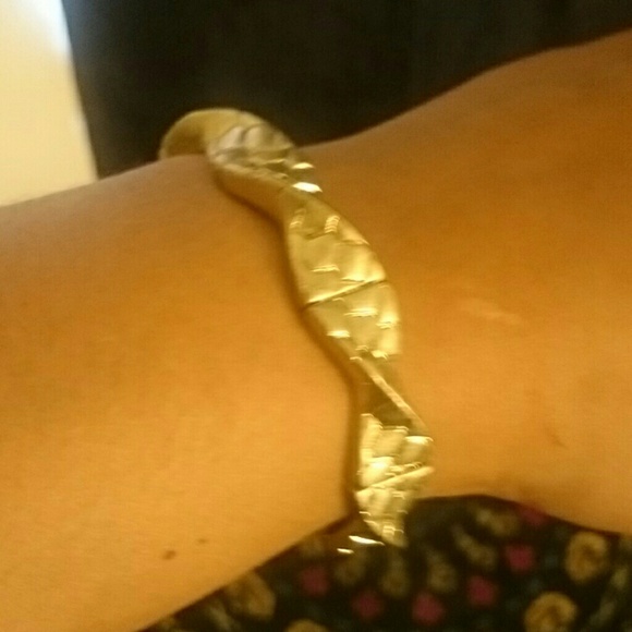Gold stretch bracelet