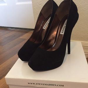 Steve Madden Black Suede Pumps