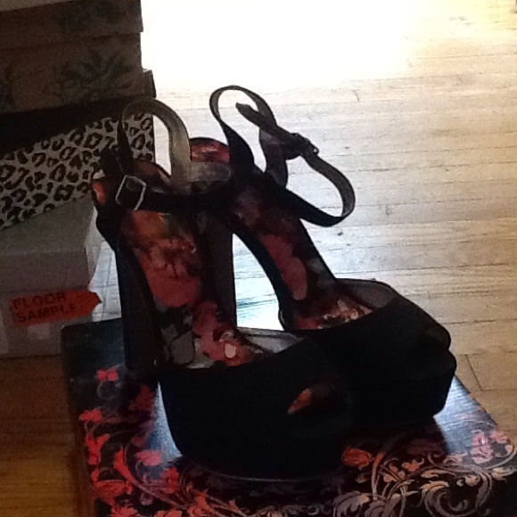 Qupid Black Suede Pumps