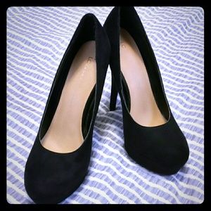 Black Suede Pumps. Like New!!!