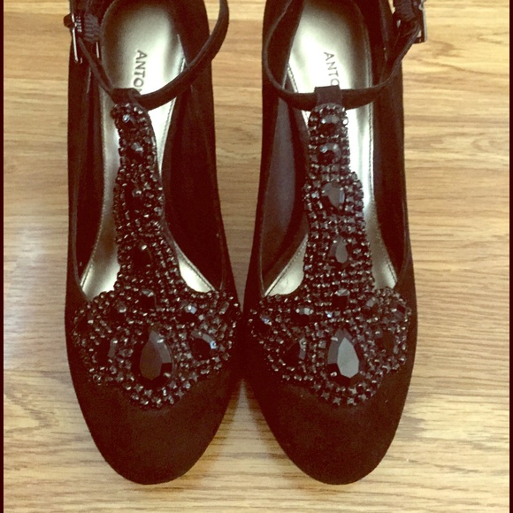 Embellished Black Suede Pumps💎💎
