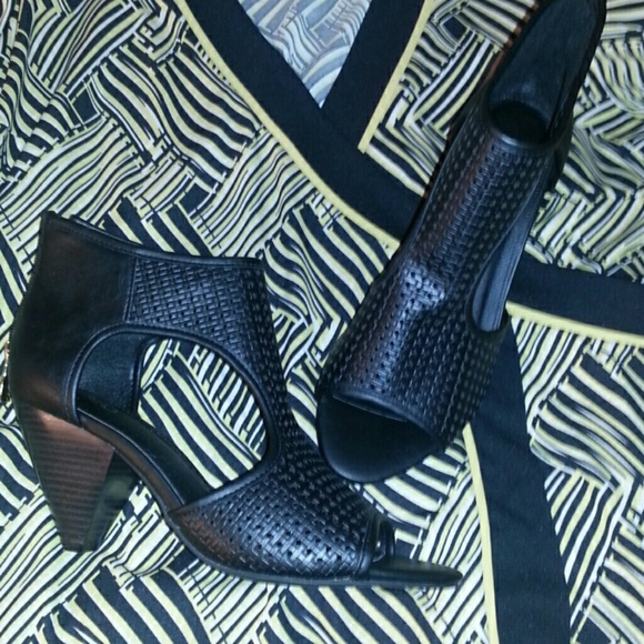 Lovely Black peep toe sandals 10Wide