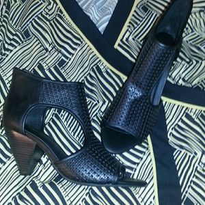 Lovely Black peep toe sandals 10Wide