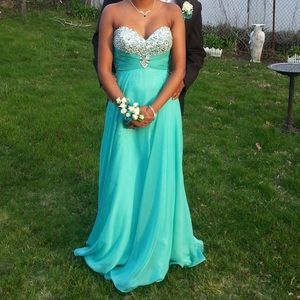 Beautiful teal strapless gown! 😍