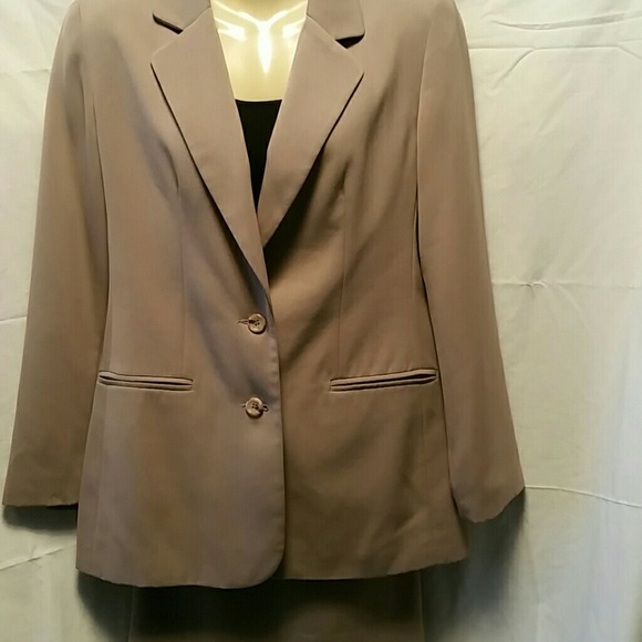 3/20. Ladies suit. Worn a couple of times. - Picture 2 of 5
