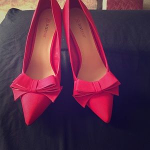 Red bow pumps