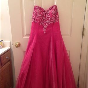 Beautiful prom/wedding dress!