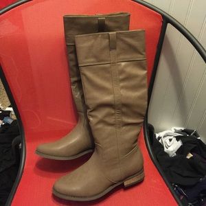 Tall fall boots. Light brown/taupe