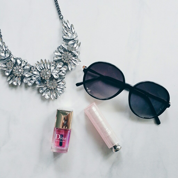 ASOS // Oversized 70's Chic Sunglasses - Picture 1 of 3