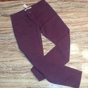 Standard skinny jeans in color violet.