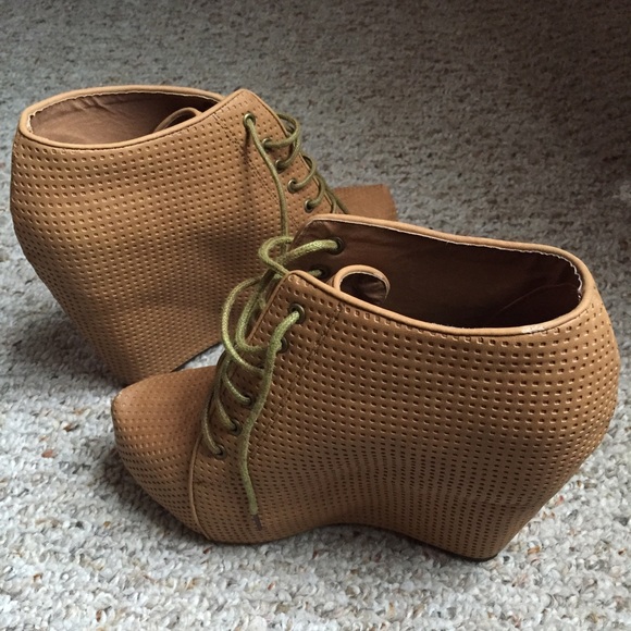 Tan wedge booties!❄️