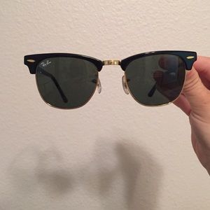 Club master black ray bans!!
