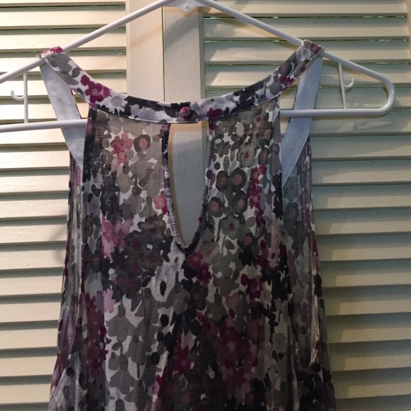 White and Flower Top - Picture 2 of 4