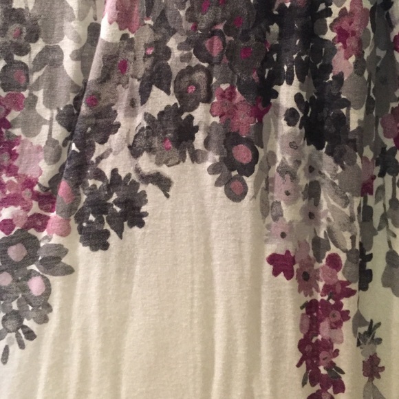 White and Flower Top - Picture 3 of 4