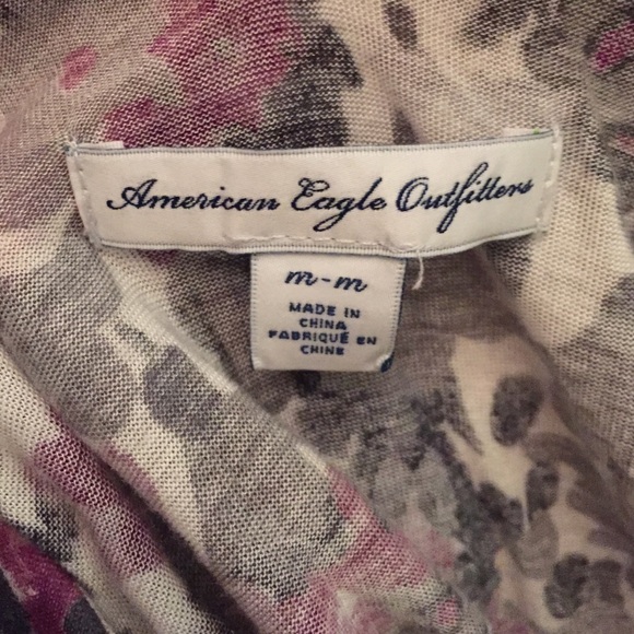 White and Flower Top - Picture 4 of 4