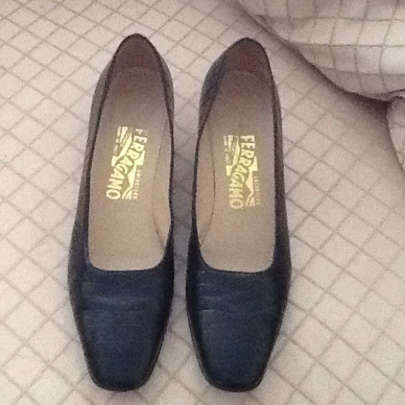 FERRAGAMO BLACK LEATHER SIZE 8 1/2 AA PUMPS